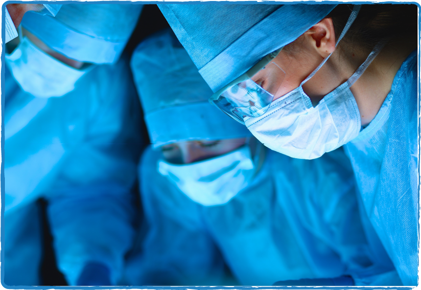Imagen de tres doctores en una operación